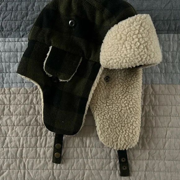 Men's Black and Cream Winter Hat - Picture 2 of 4
